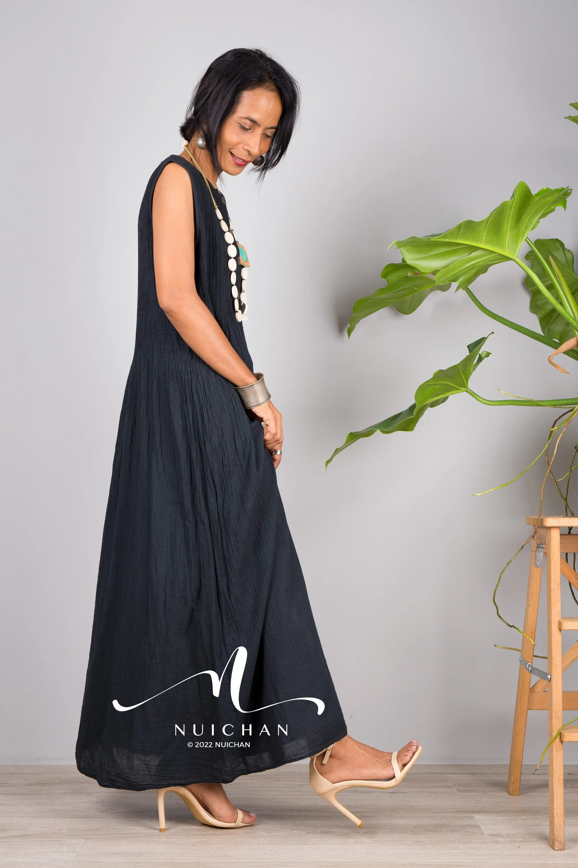 Sleeveless black cotton dress