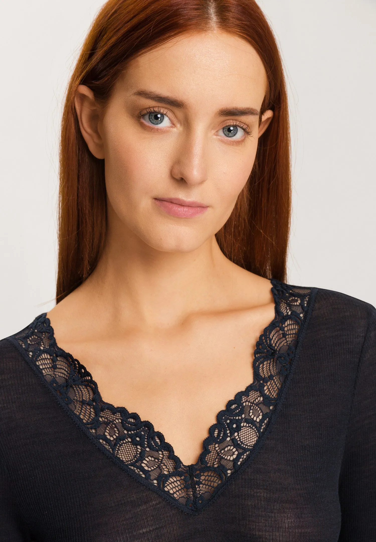 Woolen Lace Fine Ribbed Wool And Silk V-Neck Top | Black 70914-019